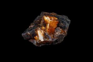 macro do a mineral pedra columbita, berilo, feldspato em uma Preto fundo foto