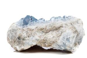macro mineral pedra celestina dentro a procriar uma branco fundo foto