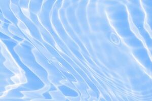 abstrato transparente água sombra superfície textura natural ondulação em azul fundo foto