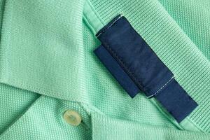 em branco azul lavanderia Cuidado roupas rótulo em verde camisa tecido textura fundo foto