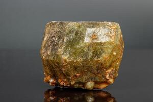 macro mineral pedra andradite em uma Preto fundo foto