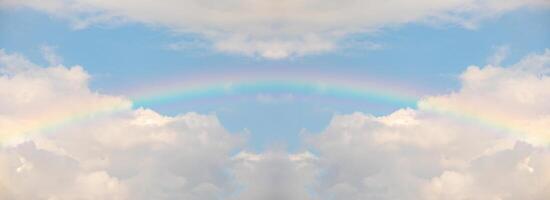 lindo arco Iris com nuvens e azul céu foto