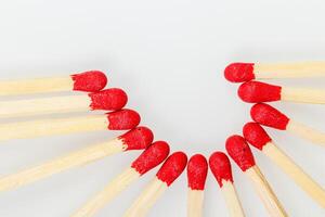 palito de fósforo com uma vermelho em forma de coração cabeça em uma branco fundo foto