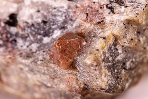 macro pedra zircão mineral em branco fundo foto