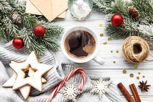 xícara de café e decorações de natal foto