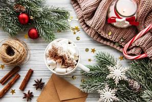 chocolate quente e decorações de natal foto