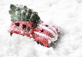 carro vermelho de brinquedo em um fundo de neve foto
