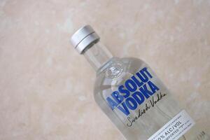 Kyiv, Ucrânia - novembro 27, 2023 absoluto vodka sueco marca garrafa do álcool vodka beber foto