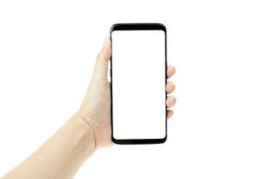 mão de uma mulher segurando um celular preto com tela branca ao fundo foto