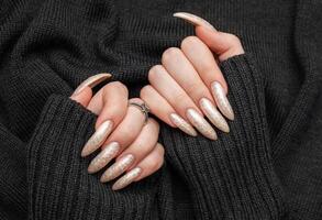 mão do uma jovem mulher com branco pérola manicure foto