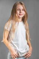 retrato do fofa pequeno menina com grandes luz cabelo foto