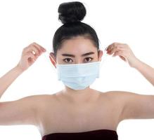 bela jovem asiática colocando uma máscara médica para se proteger de doenças respiratórias transmitidas pelo ar como a gripe covid-19 pm2.5 poeira e poluição, conceito de infecção por vírus de segurança para mulheres, câmera foto