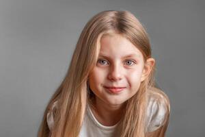 retrato do fofa pequeno menina com grandes luz cabelo foto