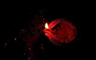 happy diwali - lâmpadas diya acesas durante a celebração do diwali. Lanternas coloridas e decoradas são iluminadas à noite nesta ocasião com rangoli de flores, doces e presentes. foto