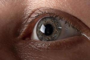 visão do olho humano em close-up de um quarto escuro