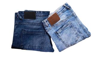 jeans dobrado, jeans azul e azul escuro em conjunto de fundo branco ou colagem foto
