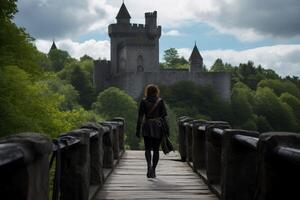 ai gerado mulher com mochila vai através ponte medieval castelo. gerar ai foto