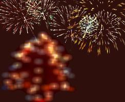 árvore de natal em um fundo de fogos de artifício foto