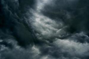 dramáticas nuvens de tempestade para céu escuro. céu escuro e nuvens negras, dramáticas nuvens de tempestade antes da chuva. foto