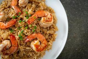 arroz frito com alho com camarão foto