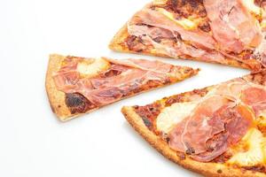 pizza com presunto ou pizza de presunto de parma em fundo branco foto