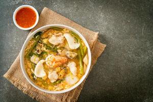 sopa sukiyaki com tigela de frutos do mar foto
