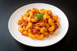 macarrão com molho de tomate e carne de porco picada foto