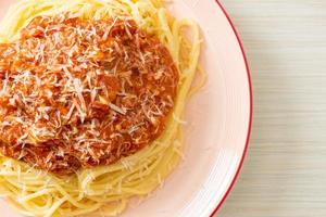 espaguete de porco à bolonhesa com queijo parmesão foto