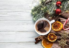 composição de natal com café e enfeites foto