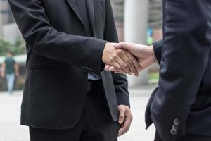 negociando o conceito de negócio, dois empresários apertando a mão após uma conexão bem-sucedida e um acordo sobre investimento e equipe corporativa