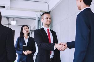 empresários negociam e apertam as mãos após um acordo bem-sucedido foto