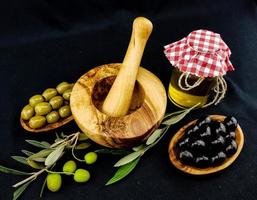 azeite de oliva prensado a frio com galho e frutas foto