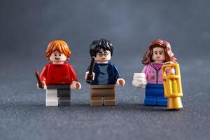 Ron e Hermione. Lego amigos atormentar oleiro minifiguras. crianças desenhador brinquedo fez do tijolos e plástico peças. Ucrânia, Kyiv - janeiro 17, 2024 foto