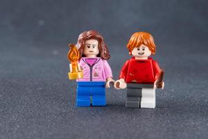 Ron e Hermione. Lego atormentar oleiro minifiguras. crianças desenhador brinquedo fez do tijolos e plástico peças. Ucrânia, Kyiv - janeiro 17, 2024 foto