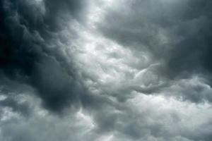 dramáticas nuvens de tempestade para céu escuro. céu escuro e nuvens negras, dramáticas nuvens de tempestade antes da chuva. foto