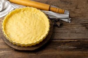 degrau 1. massa dentro a forma. antes cozimento. caseiro cereja torta. bolo a partir de massa com estrelas. Comida para 4º Julho EUA independência dia. americano torta. doce pastelaria. baga aberto volta Tarte. foto