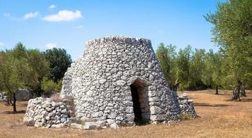 região de puglia, itália. armazém tradicional feito de pedra foto