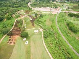 vista aérea de lindo campo de golfe foto