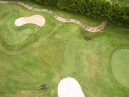 vista aérea de lindo campo de golfe foto