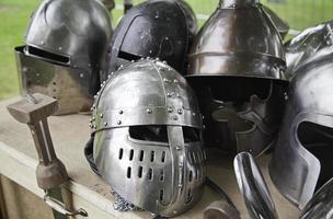 velhos capacetes medievais foto