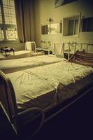 velhas camas de hospital foto