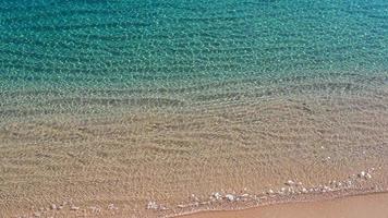 vista aérea da superfície do oceano com águas claras foto