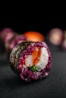 Filadélfia Sushi lista com salmão, pepino, abacate e creme queijo. Sushi cardápio. japonês cozinha isolado Preto fundo. Alto qualidade foto