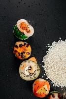 vários Sushi, japonês almoço e lado pratos e mergulho teriyaki molho em Sombrio fundo. lado Visão do parte do japonês Sushi rolos definir. ásia cozinha. livre espaço para seu texto. foto