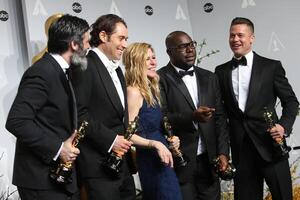 produtores Anthony katagas, jeremy Kleiner, dedé jardineiro, diretor Steve McQueen, brad pitt - vencedores do melhor cenário para '12 anos uma escravo' foto