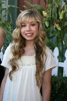 Jennette mccurdy A chegar para a acampamento ronald McDonald evento em a backlot do universal estúdios, dentro los anjos, ca em Outubro 26, 2008 foto