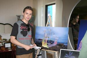 Thomas dekker às a gbk emmy presentear suites às a Mondrian hotel dentro oeste los anjos, ca em setembro 19, 2008 foto