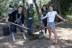 kaycee stroh justin Martin Jennifer pedra e olésia regra plantio árvores às a verde hollywood árvore plantio às povos das árvores quartel general dentro água fria desfiladeiro parque dentro los angeles ca em abril 16 2009 foto