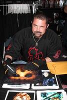 kane hodder assinatura do a Novo DVD liberação dele nome estava Jason 30 anos do Sexta-feira a 13º às Sombrio iguarias loja dentro Burbank, ca em fevereiro 3, 2009 2008 foto