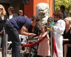 hugh jackman esposa deborralee pele com filha ava e filho oscar às a hugh jackman impressão da mão pegada cerimônia às graumans chinês teatro adro dentro los angeles Califórnia em abril 21 2009 foto